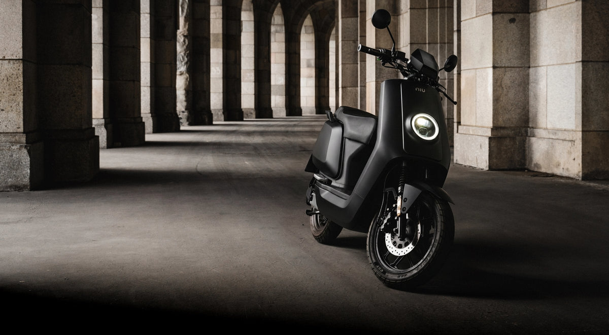 NQi Sport MY26 garé sous une colonnade