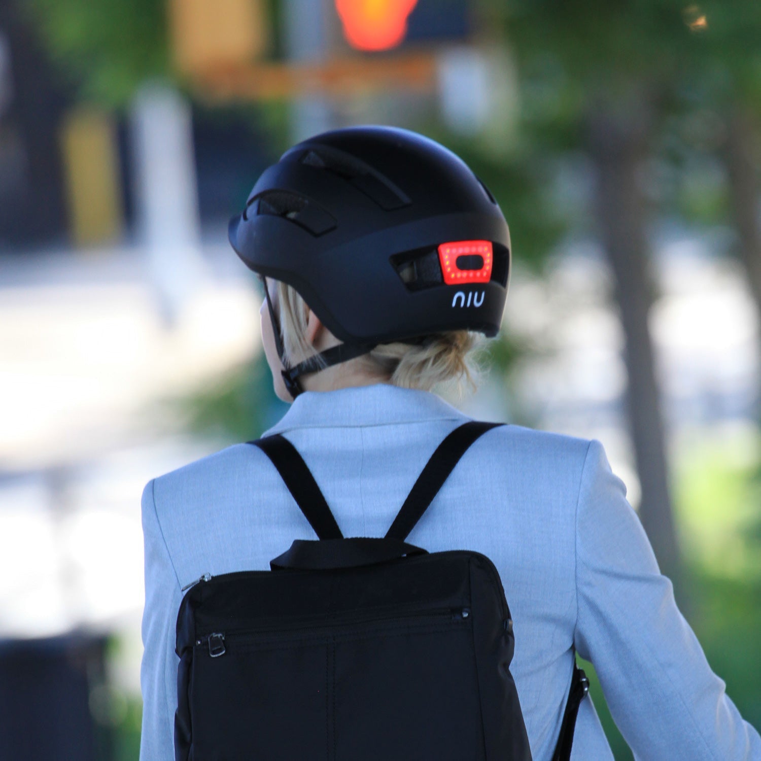 Casque NIU pour trottinette électrique avec éclairage LED